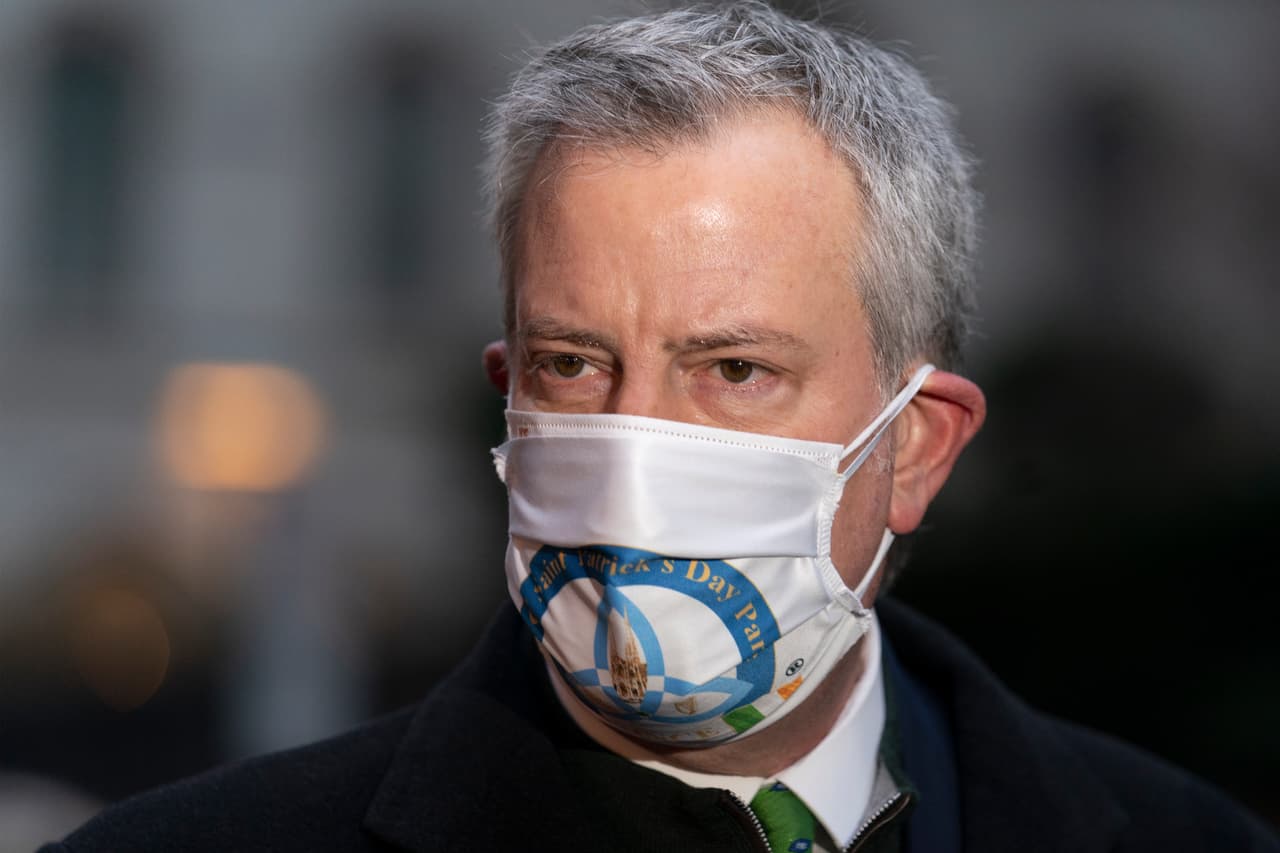 En la ciudad de Nueva York, las citas de vacunación aún son difíciles de conseguir. El alcalde 
<b><a href="https://www.univision.com/temas/bill-de-blasio">Bill de Blasio</a></b> ha pedido públicamente al gobierno federal una mayor asignación de vacunas casi a diario.
<br>