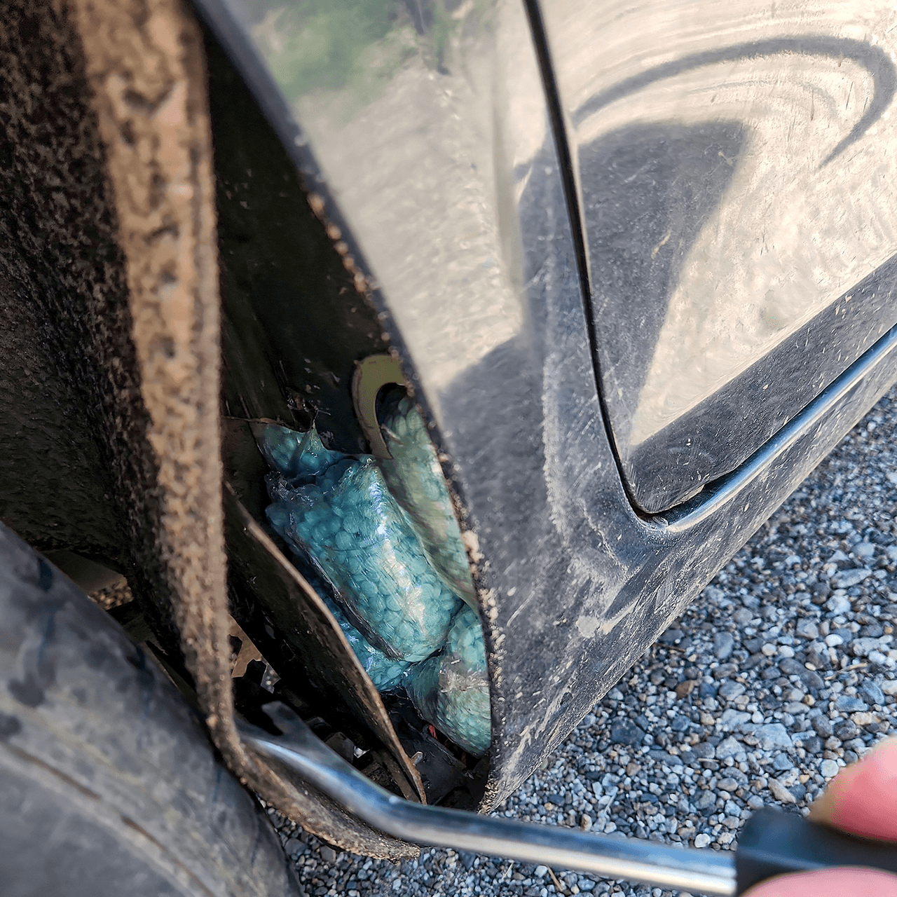 Se trataba de una acción por infracciones de tránsito. Sin embargo, el policía observó en el acto varios “indicadores de actividad delictiva”, y una búsqueda en el vehículo condujo a que se descubrieran unas 46 libras de píldoras de lo que todo indicaba era fentanilo, ocultas en el auto.