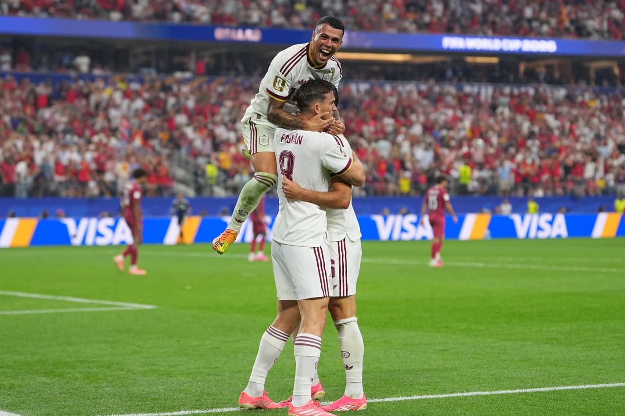 El español Pedro Porro (arriba) felicita a su compatriota Mikel Merino (derecha) tras marcar un gol durante el partido de octavos de final de la Copa del Mundo entre Portugal y España, disputado en Arlington, Texas —cerca de Dallas—, el lunes 6 de julio de 2026.