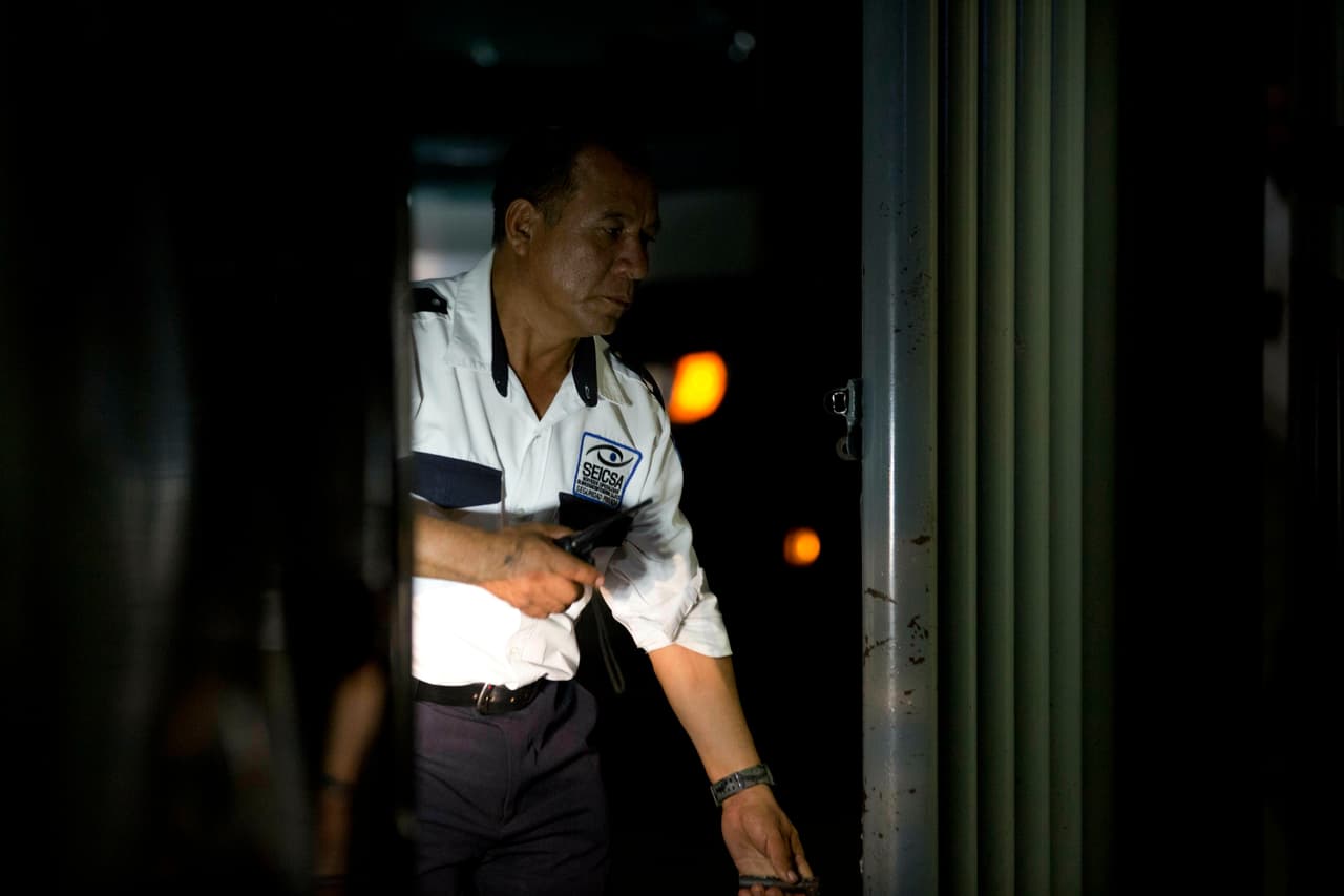 La fuga masiva tuvo lugar poco después de las 8 de la noche, según el comunicado, que añade que el personal del INM
<b>no dispone de equipamiento de contención</b>, con lo cual no hubo confrontaciones.