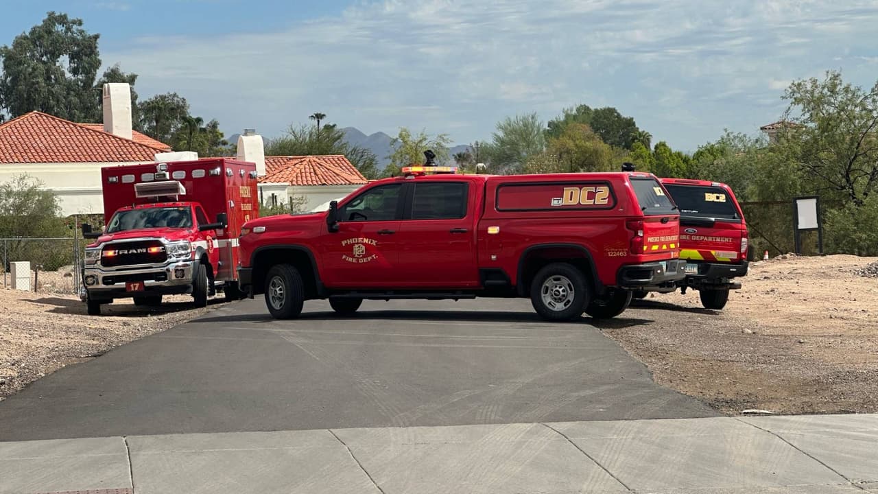 Equipos de rescate de los Departamentos de Bomberos de Phoenix y Tempe fueron llamados para 
<b>rescatar a dos jóvenes excursionistas</b> en Camelback Mountain esta mañana.