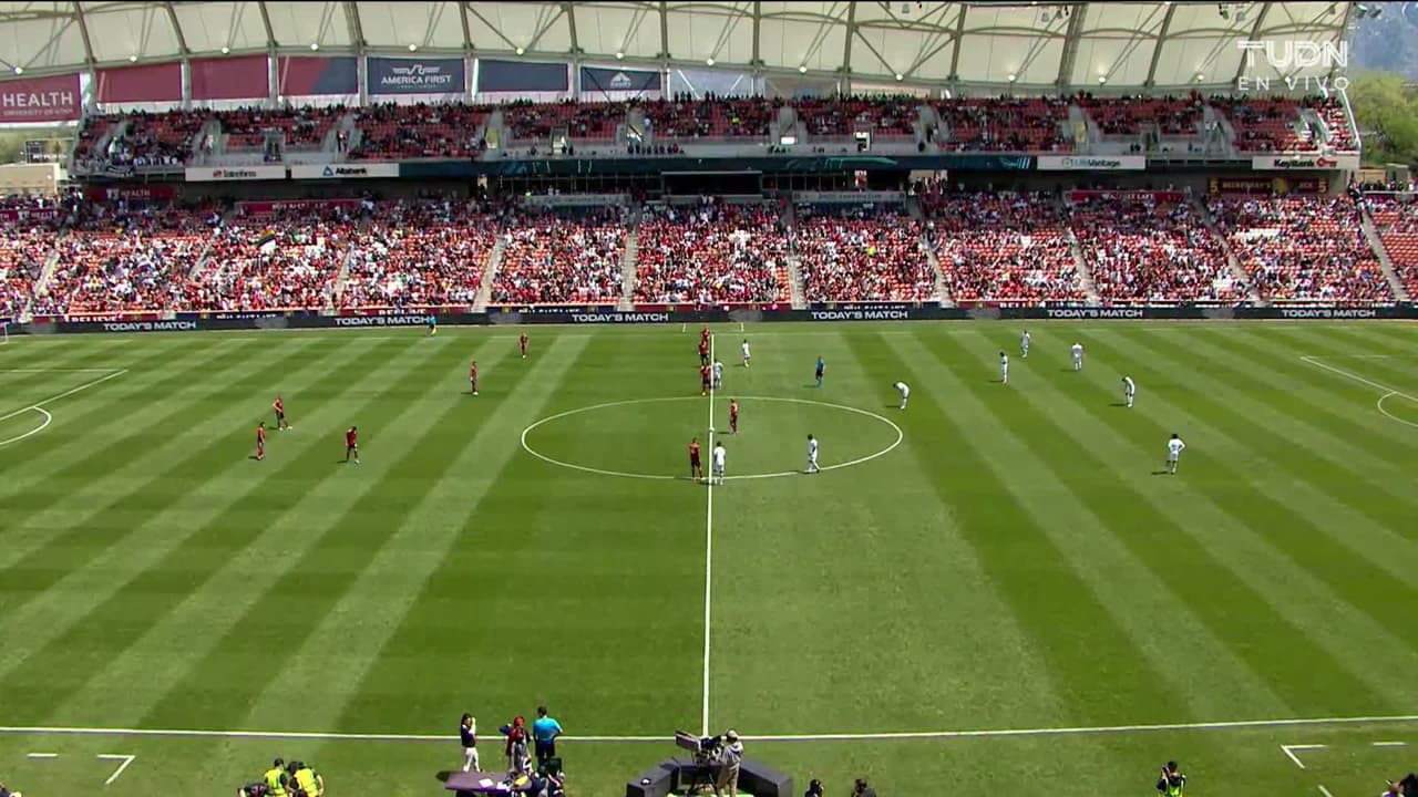 Arranca el partido y la pelota está en juego.