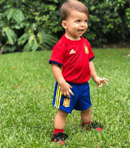 La fiebre mundialista también llegó a la familia de Fonsi. Así es como apareció el hijo menor de la pareja, quien vistió el uniforme de la Sección Española. "¡Rocco está más que listo para el partido de hoy!", agregó el puertorriqueño.
