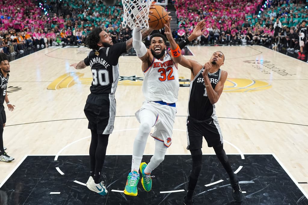 "Mi madre, incluso hasta el día en que falleció, no entendía mucho de las reglas de la NBA, pero sí sabía una cosa: que 
<b>solo los mejores juegan y rinden en el Madison Square Garden</b>", declaró el pívot conocido como KAT (por sus iniciales).