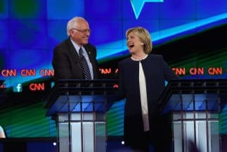 Los "malditos emails" unen a Sanders y Clinton