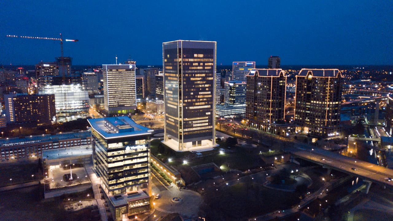 13.- 
<b>Richmond, Virginia:</b> Su posición dentro del ranking está marcada principalmente por los resultados obtenidos en seguridad del hogar y la comunidad, categoría en la que ocupa el puesto 174, uno de sus principales puntos de rezago. Con una puntuación total de 41.06, la ciudad presenta un contraste entre dimensiones: mientras alcanza una posición más favorable en riesgo de desastres naturales (70), mantiene una clasificación baja en seguridad financiera (125). En conjunto, sus indicadores muestran que el mayor desafío se concentra en las condiciones de seguridad del entorno comunitario.