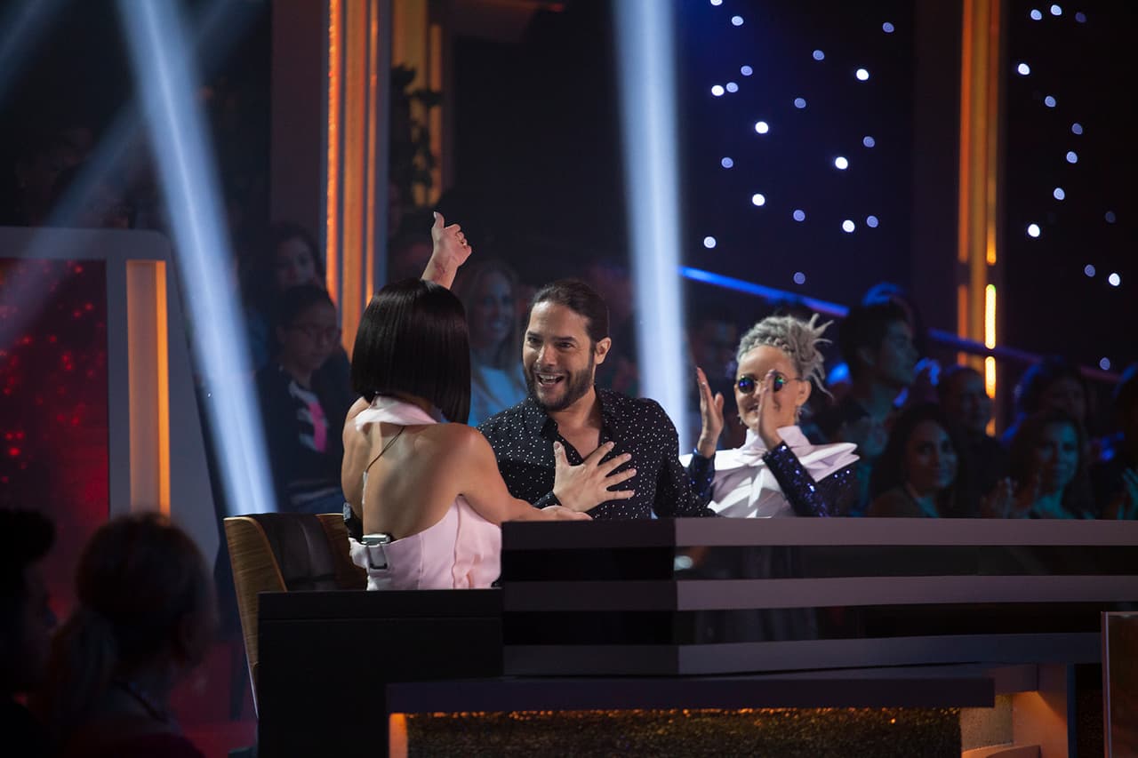 Los jueces fueron muy duros con sus críticas. Apenas terminó el primer su baile y Lola Cortés le dijo a sus compañeros: "No bailó", de ahí le dijeron que había lucido muy animal, como robot. "No todo es salsa y cumbia, 
<b><a href="https://www.univision.com/shows/mira-quien-baila/palomares-robotico-para-los-jueces-en-el-paso-doble-dont-let-me-be-misunderstood-video">sí dio pena verte bailar"</a></b>, dijo la llamada jueza de hierro.