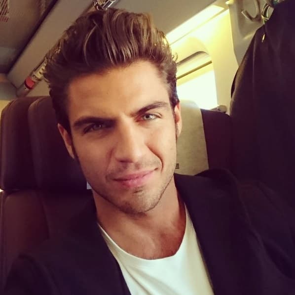 El guapo actor y modelo español que interpreta a Roberto Marañón en ‘La Embajada’ conquista y enamora a sus fanáticas con las sexys y atrevidas fotos que comparte en su cuenta de Instagram ¿Te lo vas a perder?