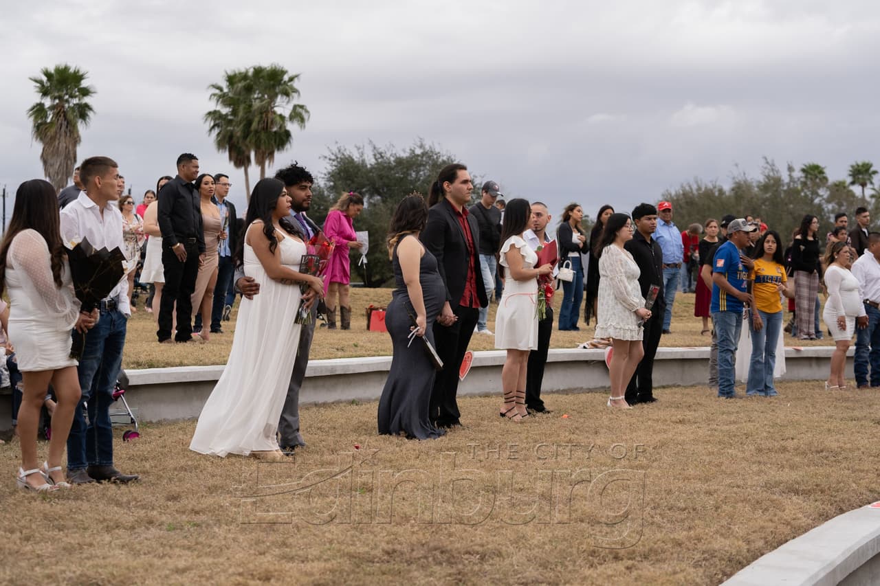 La Ciudad de Edinburg, Texas, demostró su amor hacia su comunidad luego de que el juez Charile Espinoza casara a unas 56 parejas este 14 de febrero, para conmemorar el Día de San Valentín.