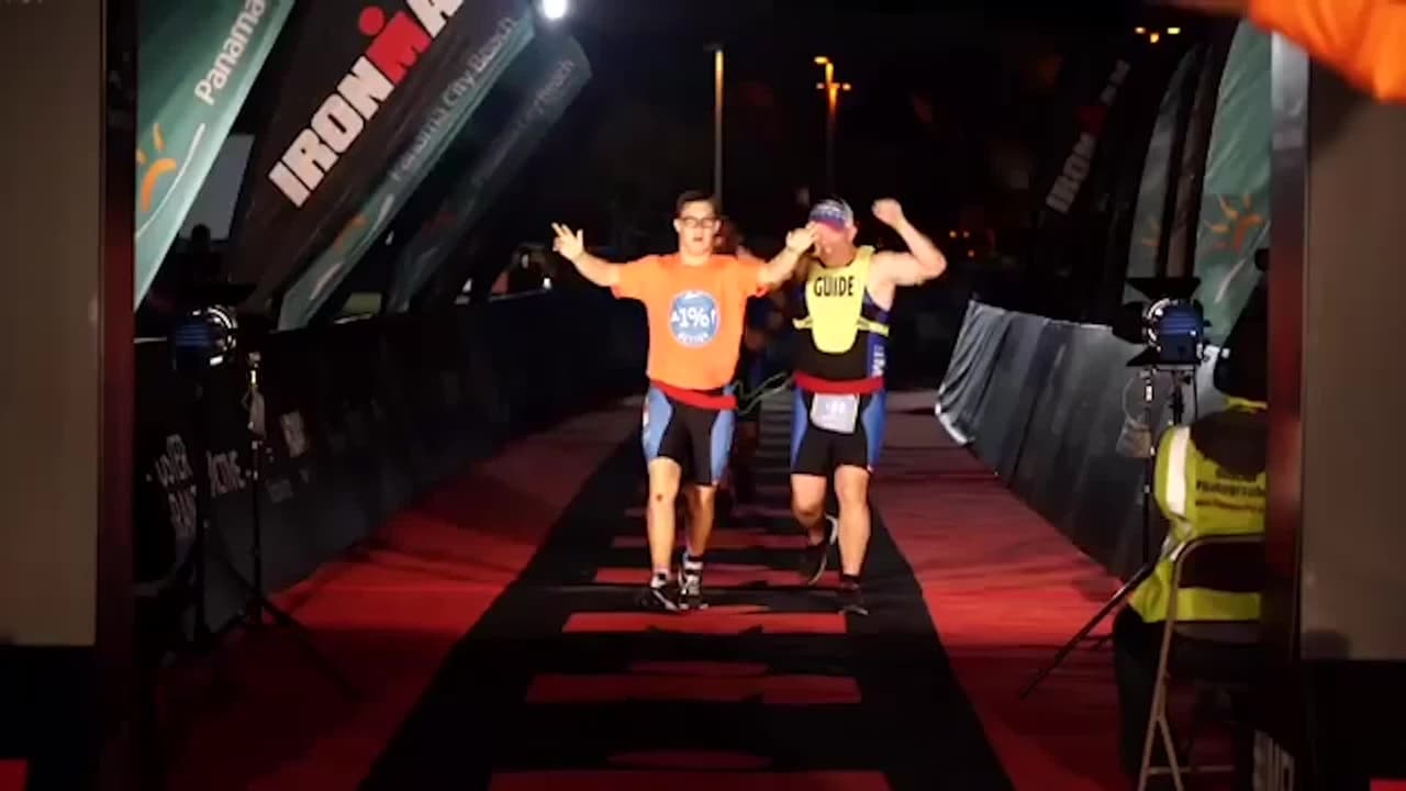 “Soy parte de algo más grande”: dice Chris Nikic, el primer atleta con síndrome de Down en terminar un Iroman 