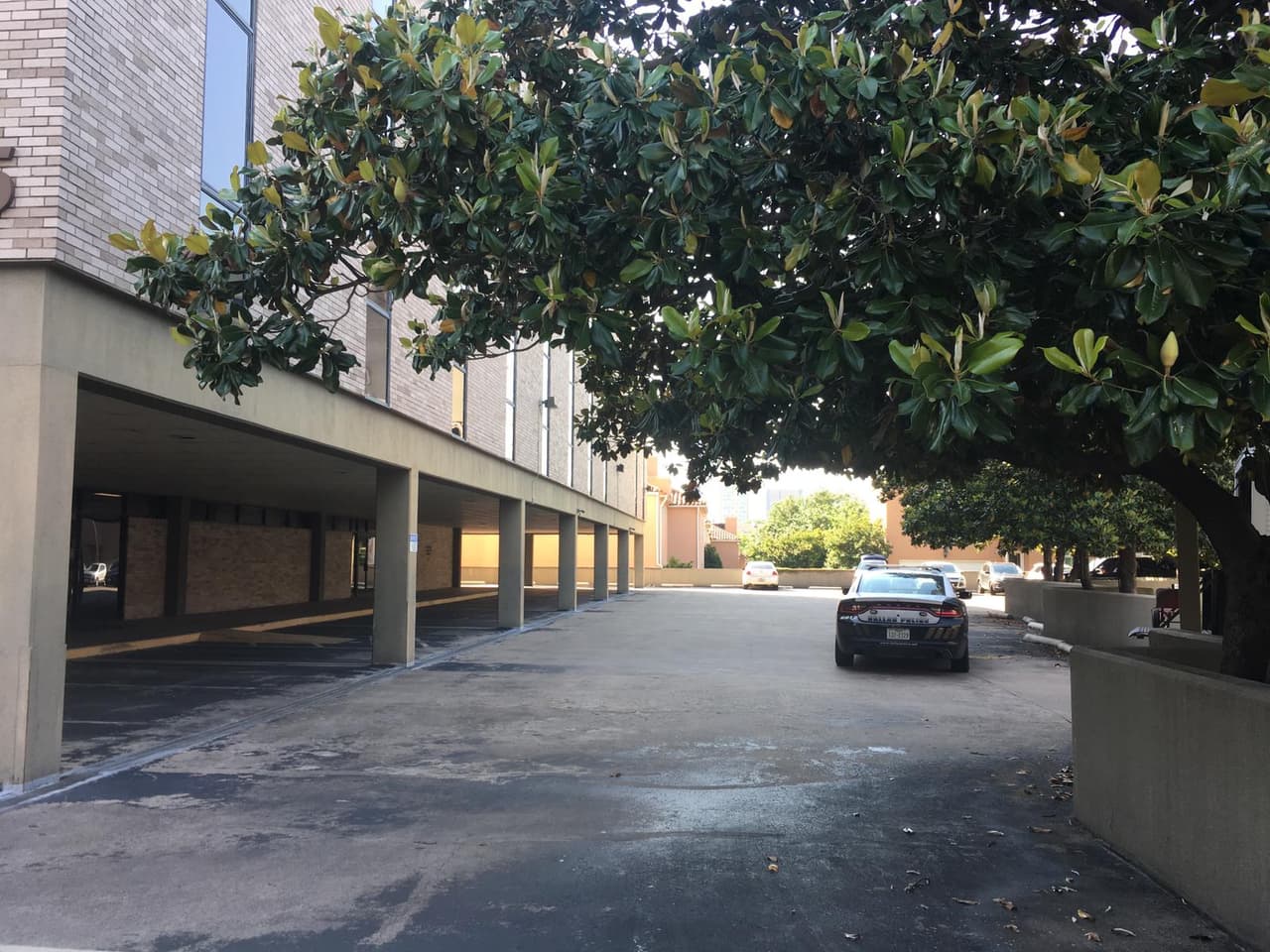 Una patrulla rondaba los predios de la Diócesis Católica de Dallas.