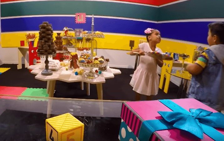 Cuando a Beba le tocó llegar al set de ‘Chicles y Chocolates’, la líder de los 'Yolotzin' no pudo soportar la tentación. Albertano y mini Albertano lograron que esta capitana comiera más de un dulce.