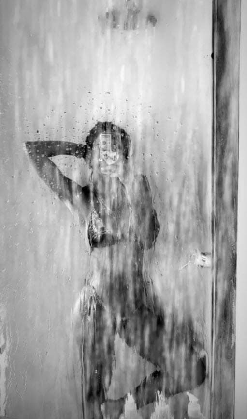 No es la primera ocasión en que la actriz habla de manera controvertida sobre Chiquis. En marzo de 2021 dio respuesta a una serie de comparaciones que en redes sociales le hicieron con la cantante por esta foto en donde la
<b><a href="https://www.univision.com/famosos/6-son-las-razones-por-las-que-barbara-de-regil-no-volvera-a-encarnar-a-rosario-tijeras-video">protagonista de Rosario Tijeras</a></b> apareció en la regadera.
<br>