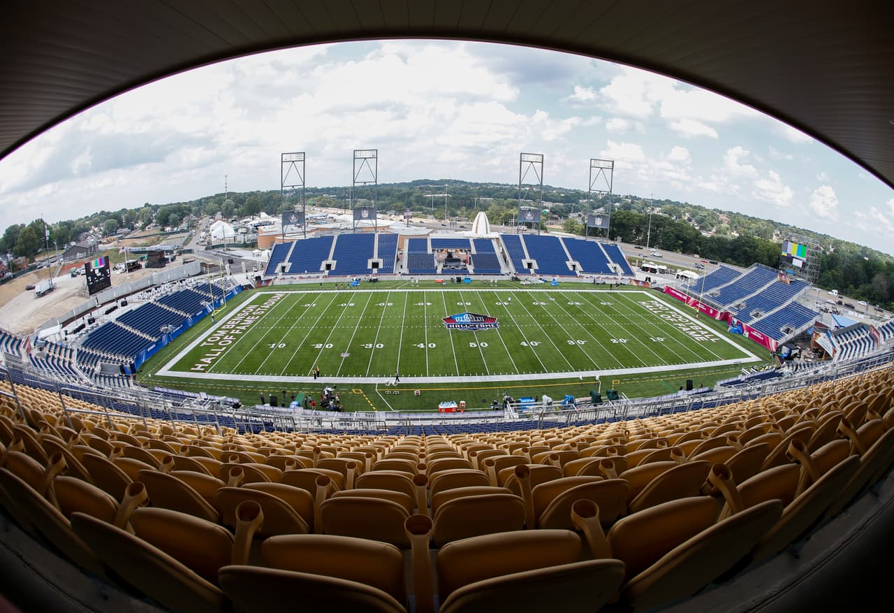 Los Dallas Cowboys y los Arizona Cardinals abrieron oficialmente esta noche la temporada de la NFL enfrentándose en el Partido del Salón de la Fama en el Tom Benson Stadium de Canton, Ohio en medio de un gran ambiente y los elegidos a ingresar en la Clase 2017.