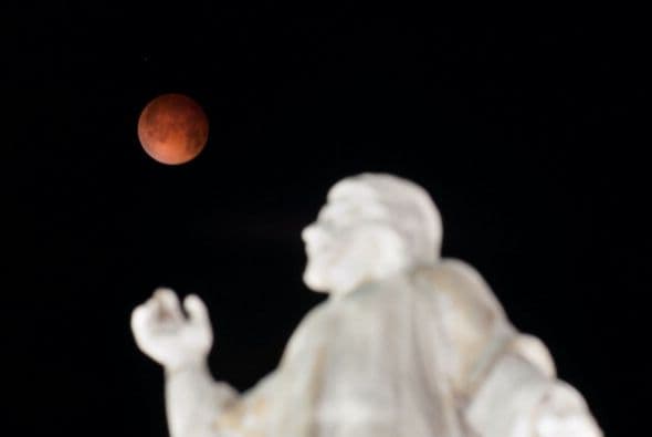 La luna también se vio desde El Salvador, acá una imagen del Monumento Mundo en San Salvador.
