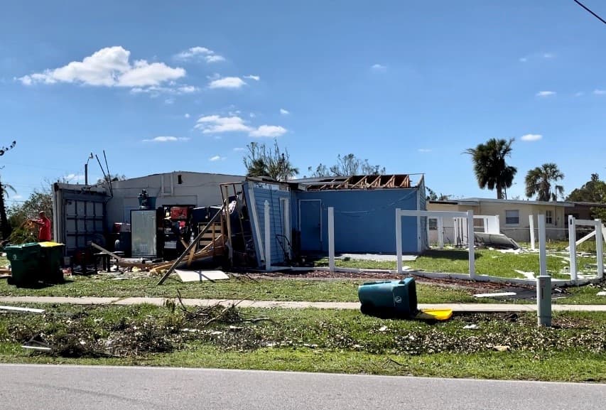 La mayoría de las casas cercanas a la autopista US 41 en Port Charlotte sufrieron grandes daños en los tejados durante el huracán Ian.