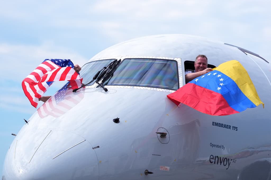 El gesto del capitán del primer vuelo comercial entre EEUU y Venezuela desde 2019