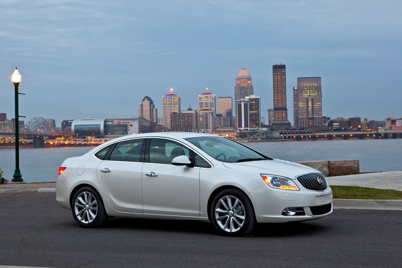 <b>Buick Verano</b> (2012-2016): El compacto de Buick finalmente llegó donde al lugar los demás compactos de Buick descansan, en el baúl de los recuerdos. El Verano no era un mal auto, de hecho la versión con el motor Ecotec turbo de 2.0 litros intruducido en el año 2013 es un auto con un manejo muy satisfactorio, pero la prima que Buick cobraba sobre el prácticamente idéntico
<b>Chevrolet Cruze</b> fue muy difícil de justificar por los compradores. Aún hay producción suficiente para que el Verano continúe siendo vendido durante parte del año que viene pero su segunda generación será vendida exclusivamente en China, donde Buick es una marca muy popular.