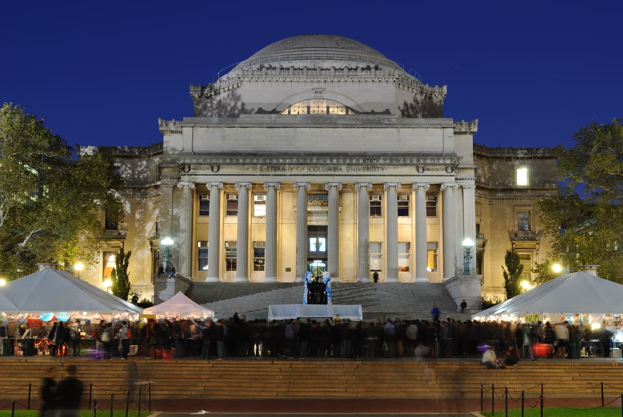 <b>Columbia University</b>
<br>
<br>Posición: 8
<br>País: Estados Unidos
<br>Ciudad: New York, Nueva York
<br>Puntuación global: 84.6
<br>
<br>Matrícula y gastos promedio por año:
<br>Residente del estado: $49,973
<br>Fuera del estado: Igual