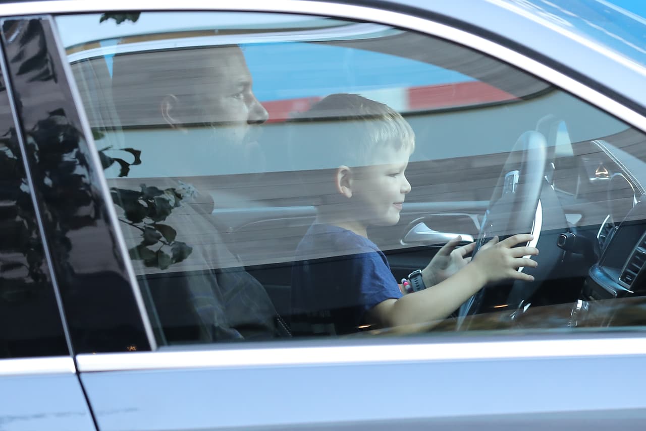 Ben le daba indicaciones de cómo hacerlo correctamente.