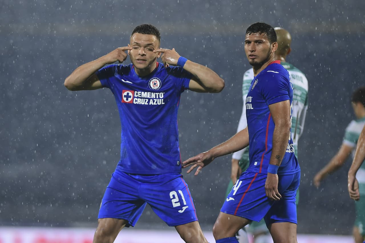 La jugada se revisó en el VAR y el árbitro decretó la pena máxima.