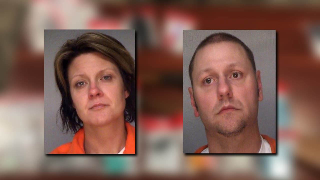 Timothy Lee Snow fue acusado de varios cargos y, según la Oficina del Alguacil, fue instruido por teléfono por Mary Beth Odom, la reclusa, sobre cómo colocar la droga y enviarla a la cárcel.