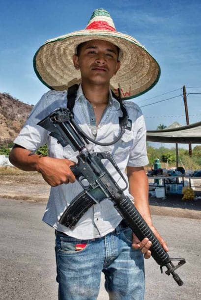 La violencia no da tregua en Michoacán en donde comunidades enteras se han sumado a la lucha. A continuación les presentamos imágenes de los grupos armados de autodefensa en Michoacán conformados por pobladores de la comunidad La Nopalera.