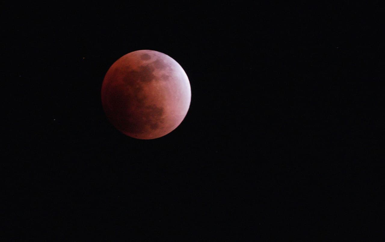La Luna cubierta por la sombra de la Tierra, fotografía tomada desde Tokio, Japón.