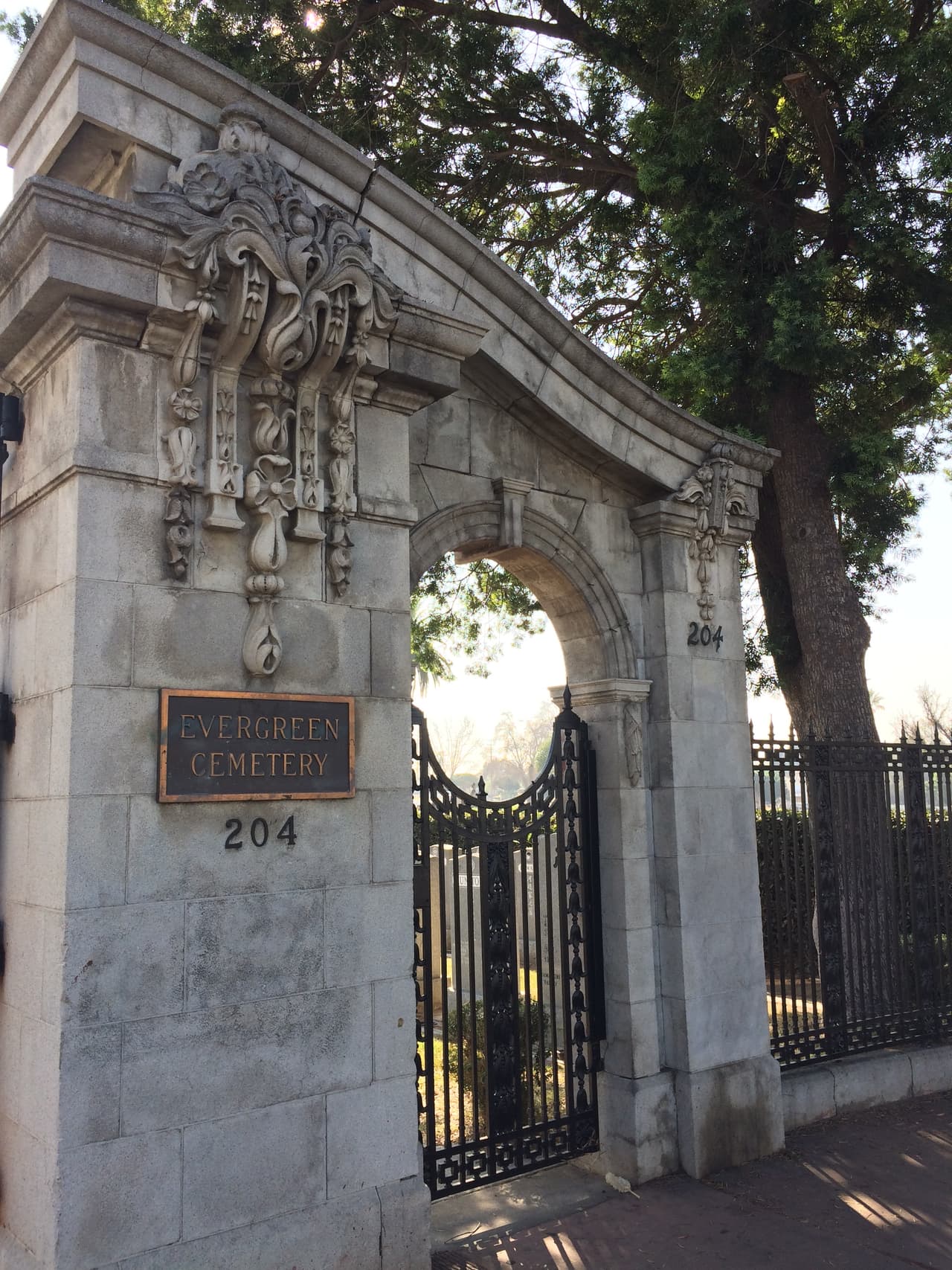 El primer destino en nuestra gira fue el cementerio Evergreen, el camposanto más antiguo y uno de los más grandes de Los Ángeles.