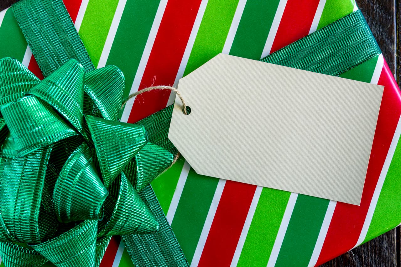 <b>No dar objetos personalizados.</b> Si vas a reciclar un regalo, lo primero que tienes que hacer es cerciorarte de que no haya sido personalizado, es decir, que la persona que te lo dio no haya incluido algún bordado o etiqueta con tu iniciales o con tu nombre completo.