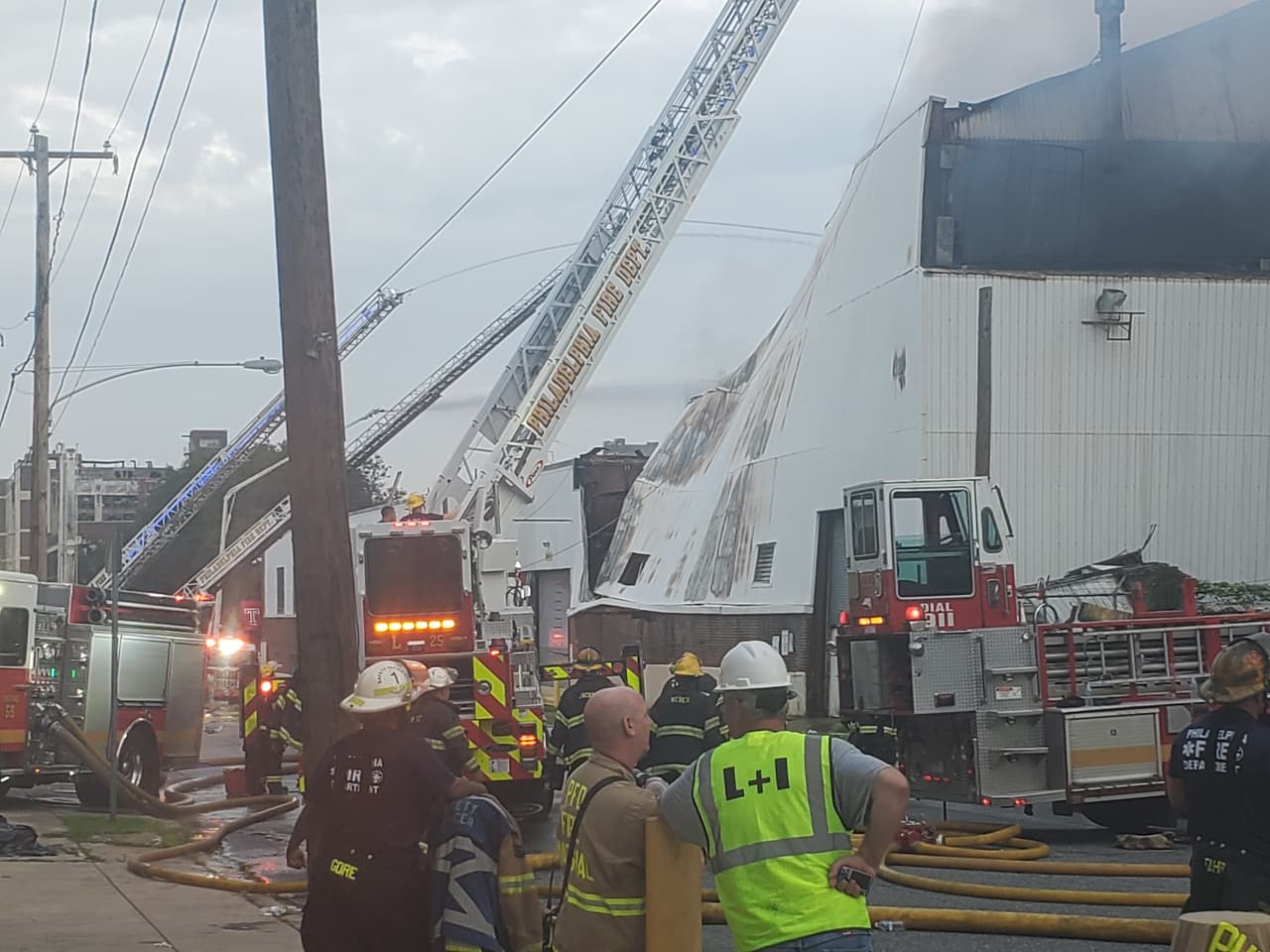 Hasta el momento se desconoce qué causó el fuego y no se reportan personas lesionadas, informaron los bomberos.
