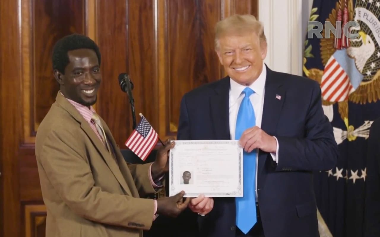 En un acto presidido por el secretario interino de Seguridad Nacional Chad Wolf, Trump participó en una ceremonia de naturalización en la Casa Blanca durante la convención. Un boliviano y cuatro otros inmigrantes de diferentes países fueron naturalizados, levantando la mano y jurando lealtad a Estados Unidos, con el presidente como testigo.