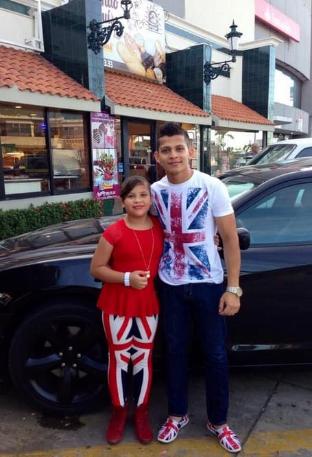 El joven músico se mantiene fuerte, pues es el principal apoyo de su pequeña hermana.