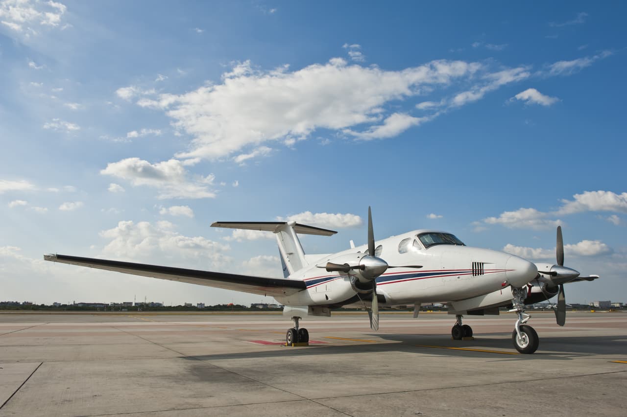 Los aviones con motores de hélice por lo general son utilizados para carga, turismo, fotografía aérea y entrenamiento de vuelos, entre otros propósitos.
