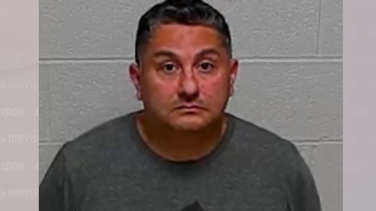 Arrestan a maestro de Illinois acusado de grabar sin permiso a una menor de 18 años
