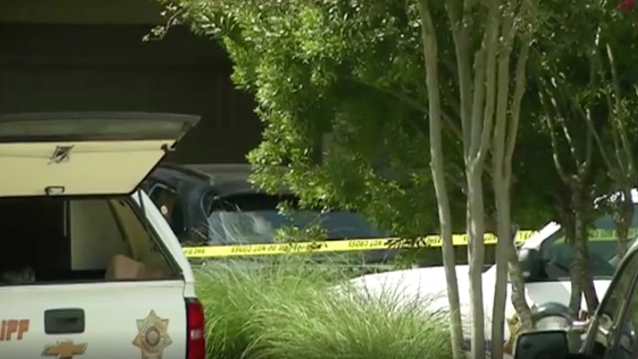 “En el carro que tienen, el niño ya se sabía desabrochar y salir del auto, abrir la puerta y todo pero no sé por qué en este carro, en esta ocasión, no lo hizo, es un carro diferente, no sabemos si se confundió o se quedó dormido”, continuó el sherif González.