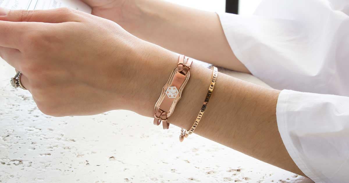 <b>Brazaletes médicos. </b>Siempre es bueno que alguien con diabetes tipo 1 lleve un identificador que indique que padece esta condición, de modo que pueda recibir la atención médica que necesita en caso de una emergencia. Los brazaletes de 
<a href="https://www.laurenshope.com">Lauren's Hope Medical ID</a> Jewlery están concebidos para todo tipo de enfermedades, son preciosos y elegantes y contienen toda la información, pero de una forma muy discreta.