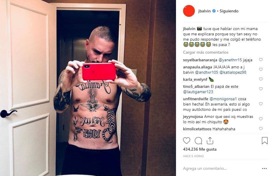 “Tuve qué hablar con mi mamá (para) que me explicara por qué soy tan sexy. No me pudo responder y me colgó el teléfono 😂😂😂😂😂. ¿Les pasa?”.
<br>