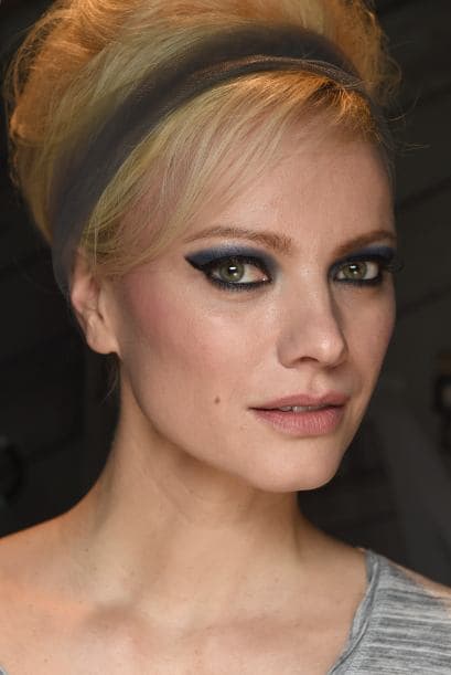 Este color recobró protagonismo y verlo en las campañas de moda será común, puedes optar por smokey eye tradicional en celeste y combinarlo con tu outfit.