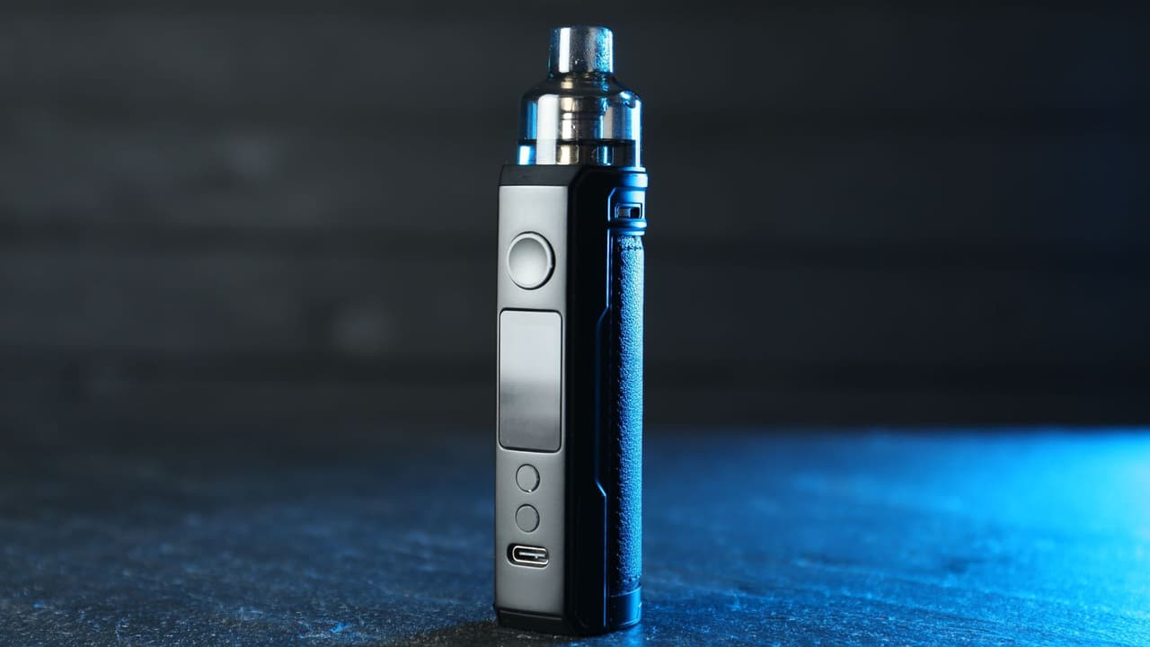 <h3 class="cms-H3-H3">Lo que sí está permitido</h3> Puedes vapear en exteriores donde 
<b>no haya restricción para fumar.</b>
<br>Por ejemplo, en la vía pública o en estacionamientos, siempre que 
<b>estés fuera del rango de 15 pies de una entrada y no haya letreros que indiquen lo contrario. </b>
<br>No es una prohibición total, sino una actualización de las zonas libres de humo que Dallas ya tenía.