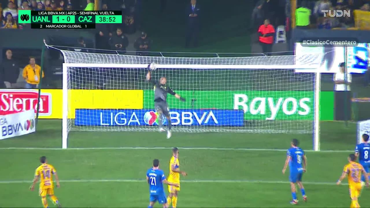 ¡TIRO ATAJADO! disparo por Gabriel Fernández.