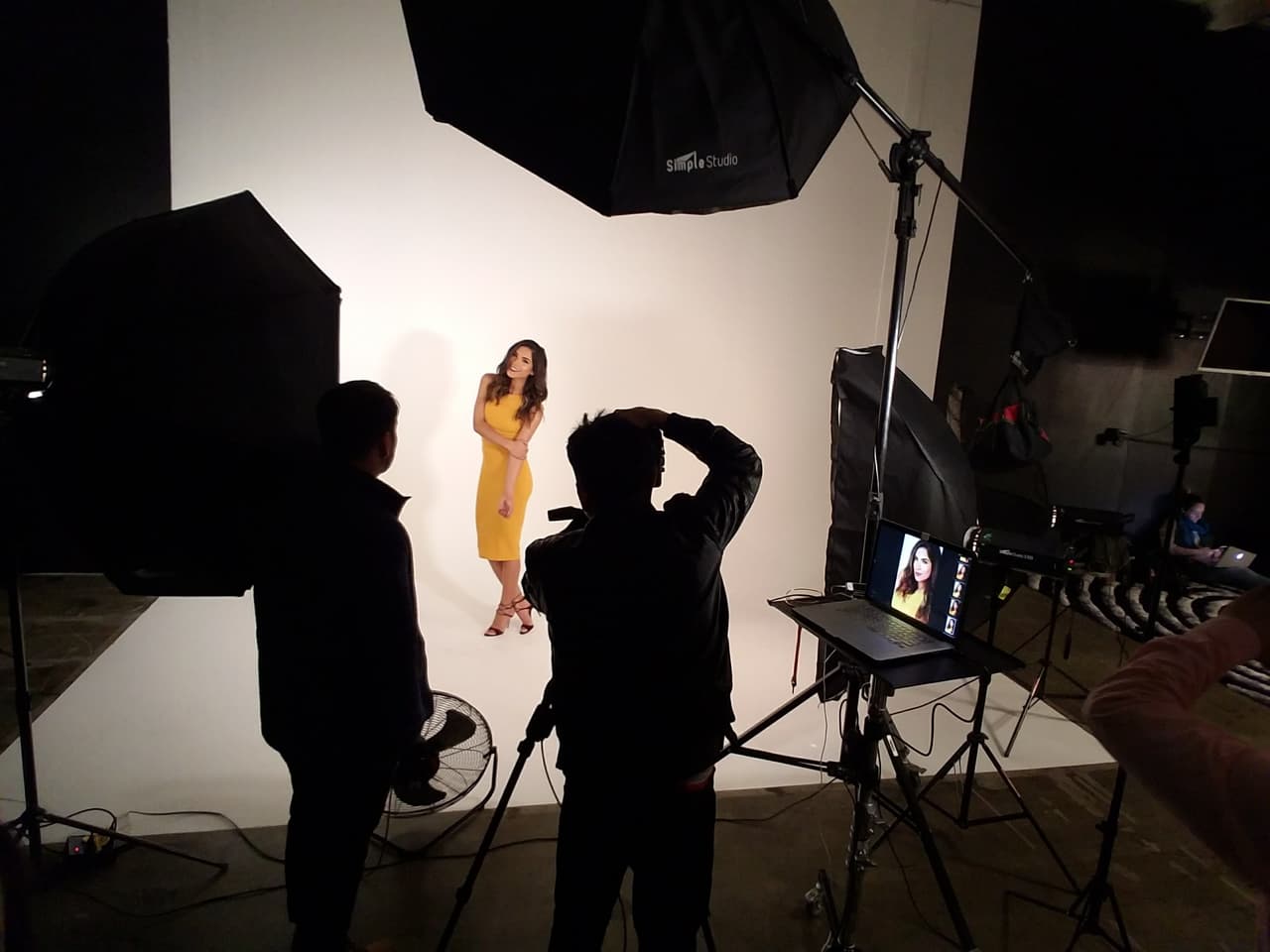 <b><a href="http://www.univision.com/shows/la-reina-de-la-cancion/las-mejores-fotos-de-los-looks-de-alejandra-espinoza-en-la-reina-de-la-cancion-fotos" target="_blank">Alejandra </a></b>llegó con 
<b><a href="http://www.univision.com/shows/la-reina-de-la-cancion/lo-sentimos-alejandra-matteo-y-su-papi-son-dos-gotas-de-agua-fotos" target="_blank">Matteo</a></b> a su primera sesión de fotos desde que vive en Los Ángeles y busca abrirse camino en la actuación. Desde lo natural hasta lo glamoroso, Alejandra jugó con varios estilos para abarcar todo tipo de personajes y llamar la atención de los productores. 
<b><a href="http://www.univision.com/shows/la-reina-de-la-cancion/capitulo-4-alejandra-la-de-tijuana-en-la-los-americanos-la-prefieren-al-natural-para-ellos-mas-es-menos-video" target="_blank">MIRA EL VIDEO</a></b>.