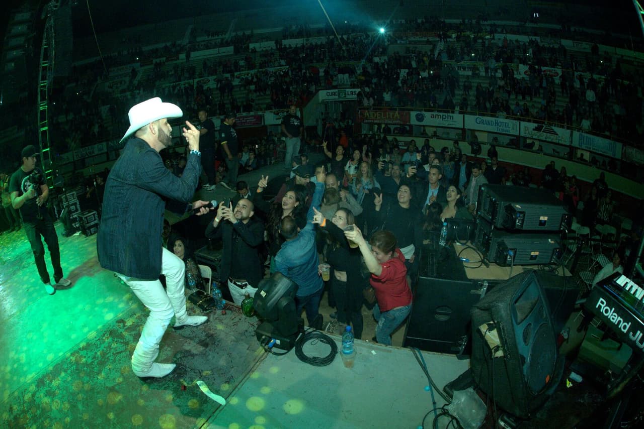 Fue tanta la euforia que provocó, que constantemente sus seguidoras querían subir a abrazarlo y él, obviamente, se dejó querer.