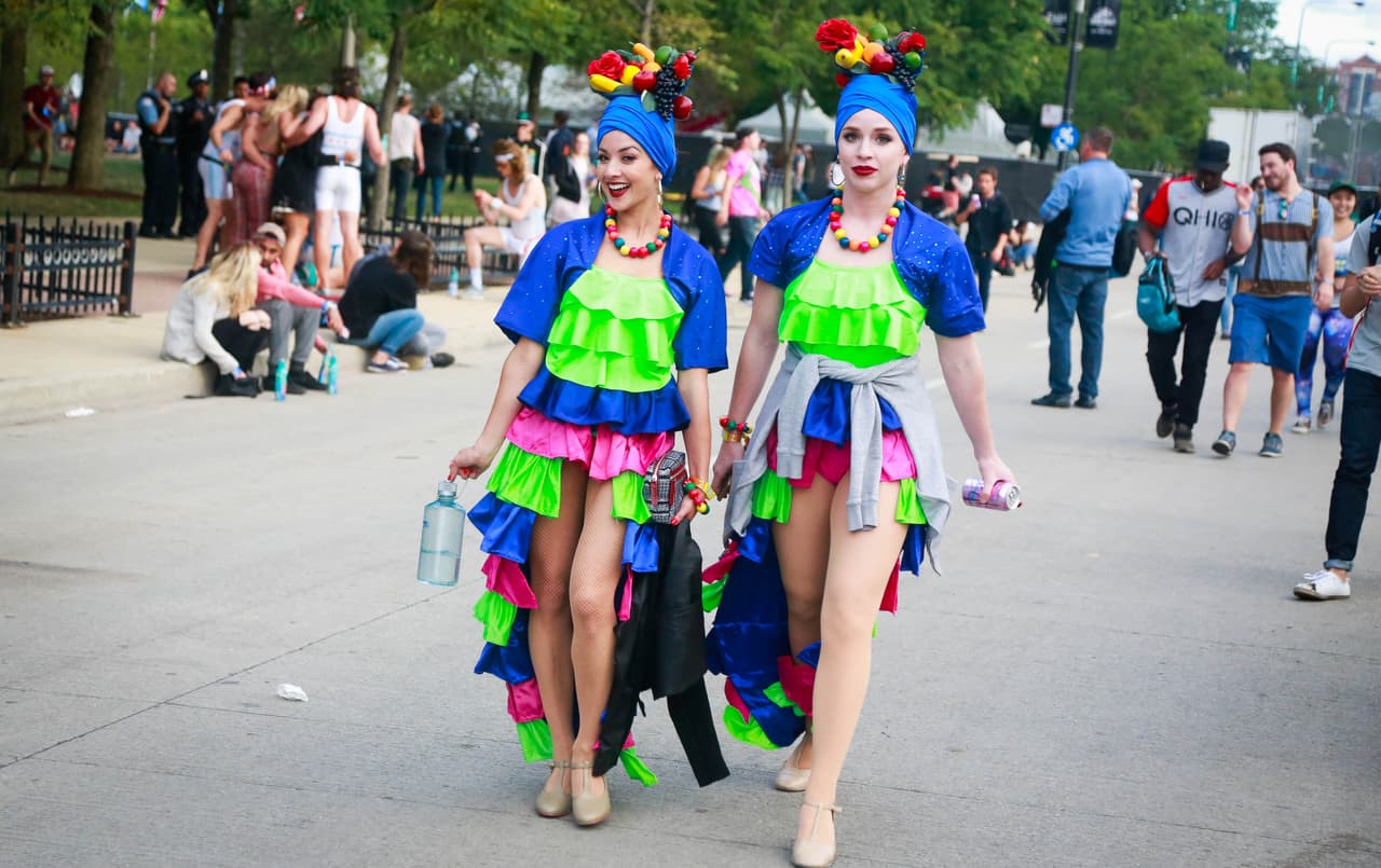 Desde disfraces de unicornios hasta atuendos muy veraniegos, pero eso sí muy buena vibra. Aquí una galería de fotos de la moda y el ambiente de Lollapalooza.