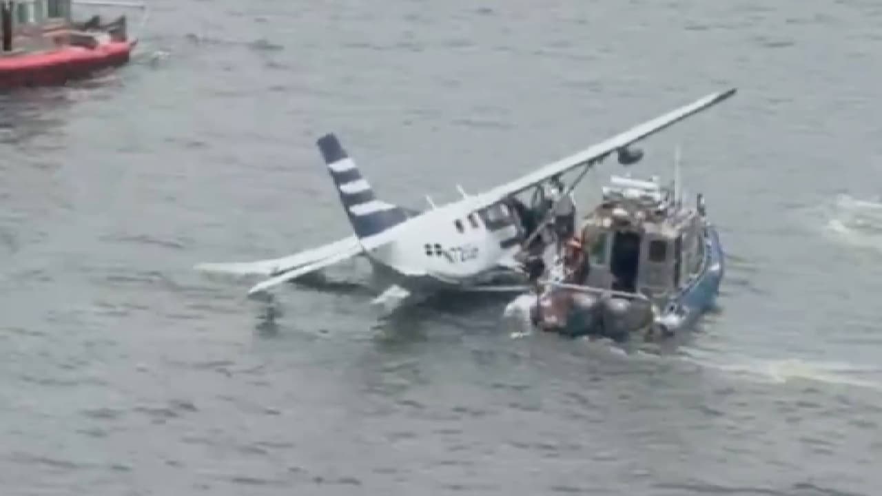 Hidroavión con 10 personas desciende de emergencia sobre el East River.
