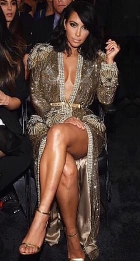 De igual forma sigue usando lentejuelas, pero se nota que lo hace ahora con todo el estilo.