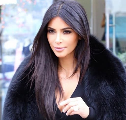 Kim es tan hermosa como afortunada.