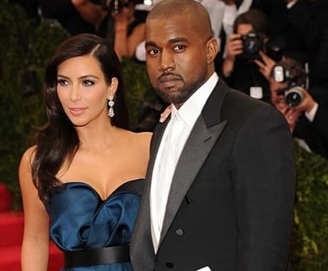 Dicen que fue él quien corrigió el escandaloso estilo de Kim, pues ella estaba acostumbrada a usar cosas llamativas y con brillantes por todos lados.