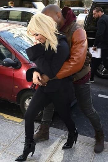 ¡Por nada la deja sola!