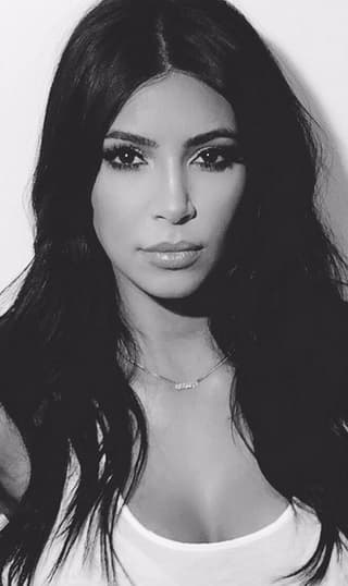 Él la cuida como a nadie y admira su belleza.